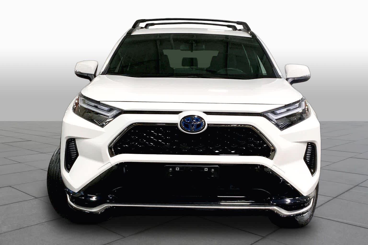 Used 2023 Ice Cap Toyota SE image 4