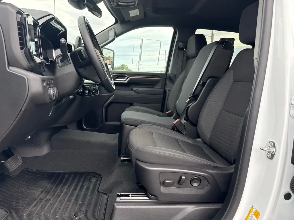Used 2025 White Chevrolet LT image 6