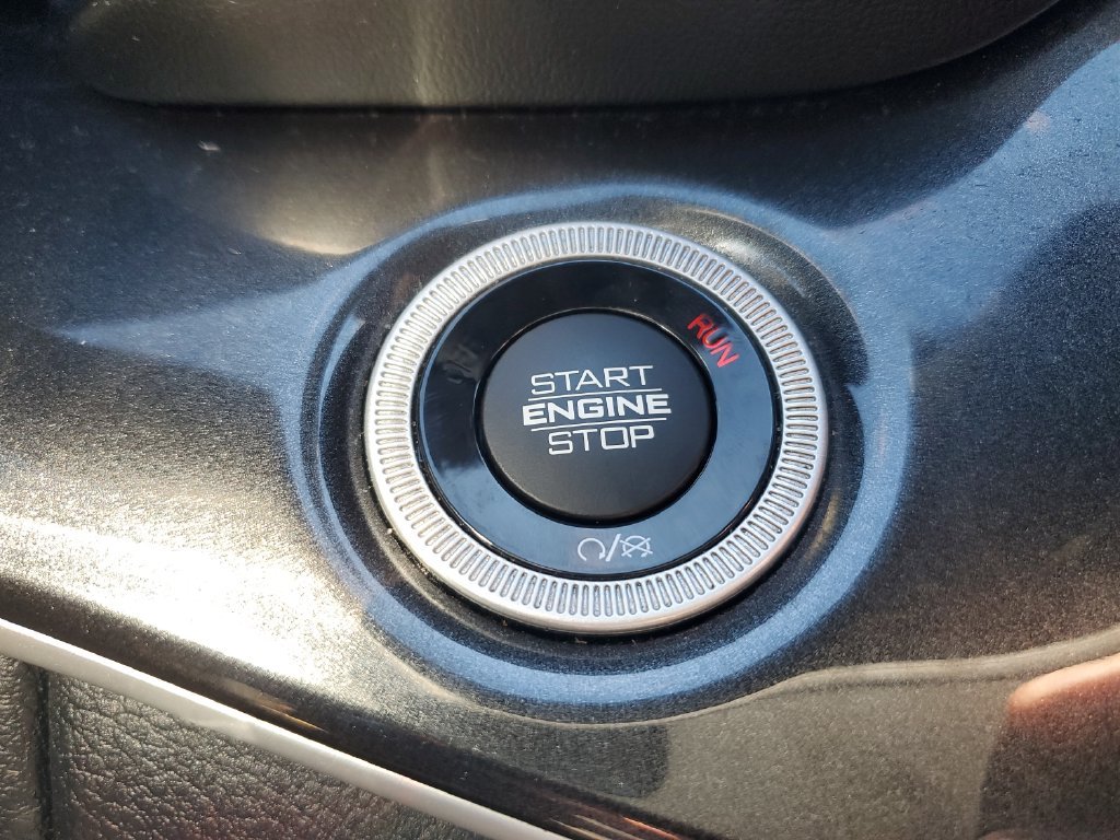 Used 2022 White Jeep Altitude image 27