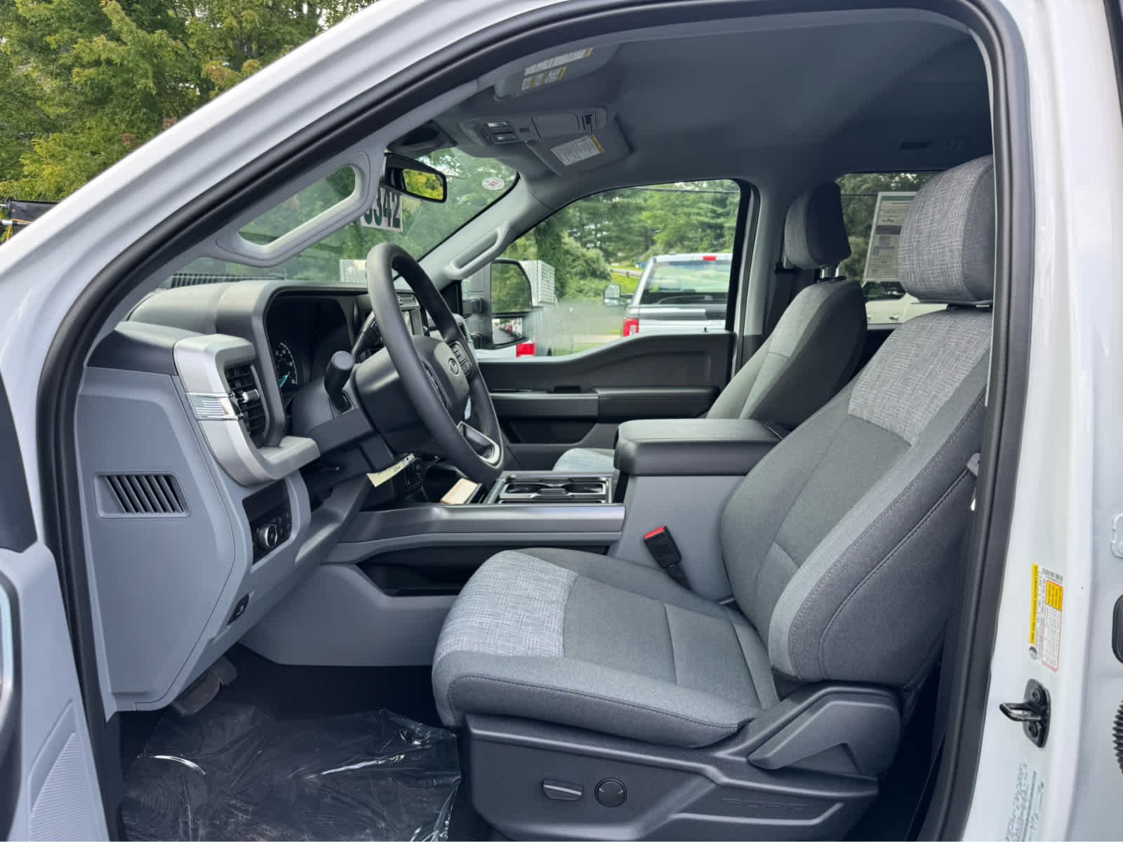 New 2027 Oxford White Ford XLT image 10