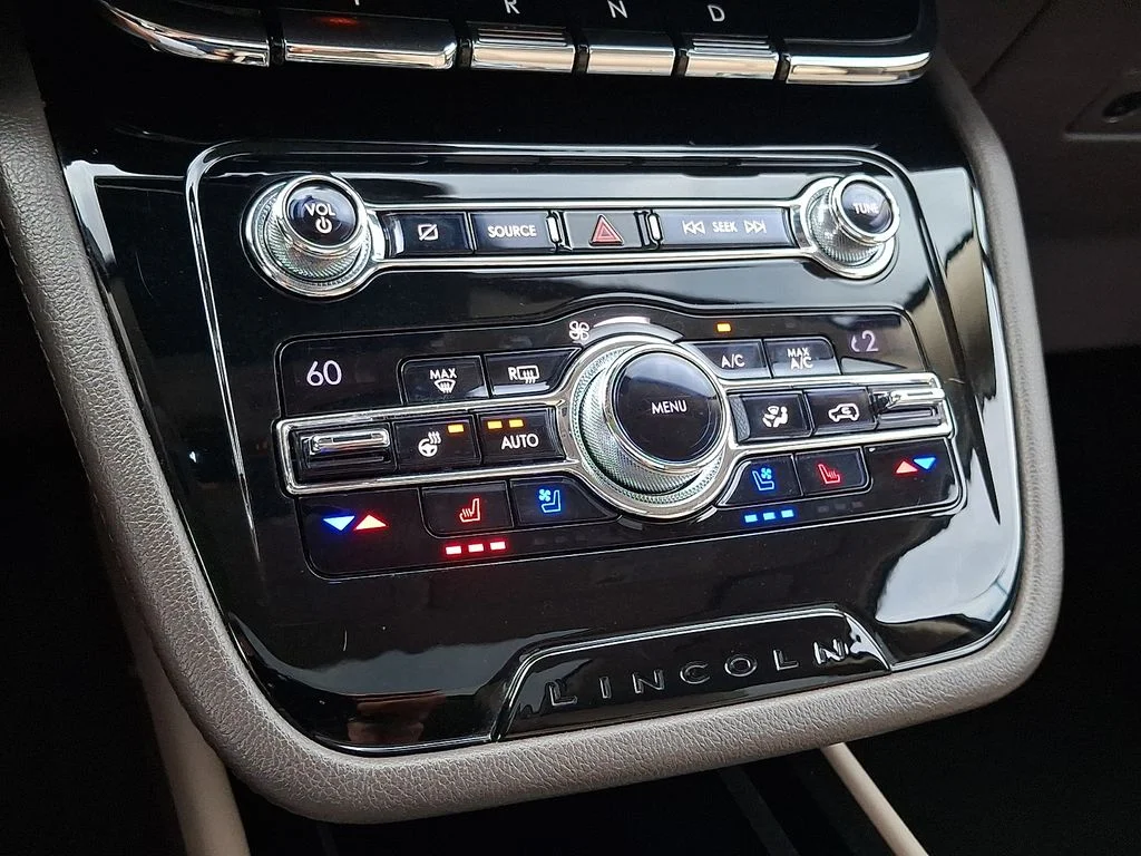 Used 2020 White Lincoln Reserve image 17