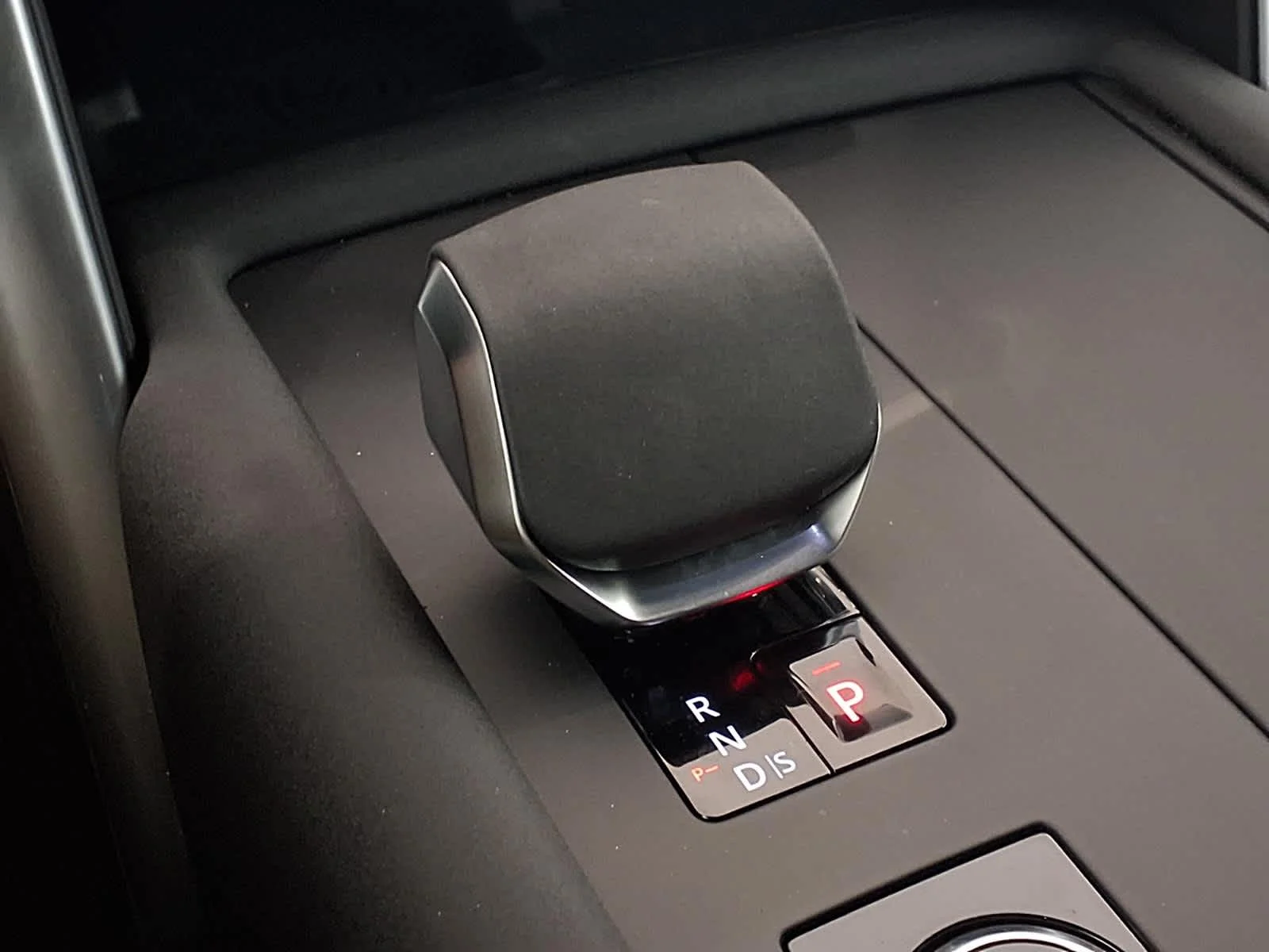 Used 2025 Eiger Grey Metallic Land Rover S image 17