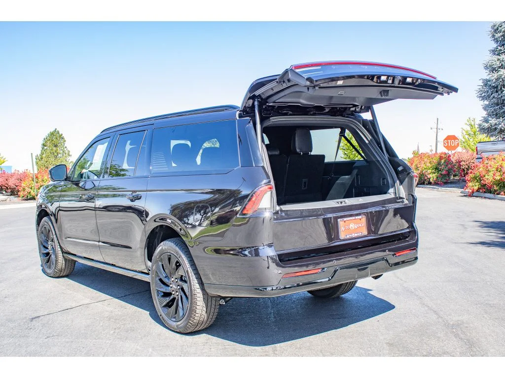 New 2026 Infinite Black Metallic Clearcoat Lincoln Reserve image 9