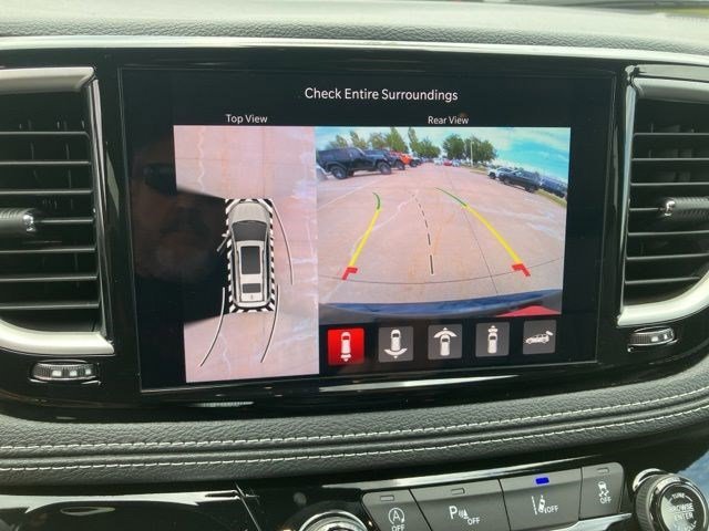 New 2027 Diamond Black Crystal Pearl-Coat Exterior Paint Chrysler Select image 18