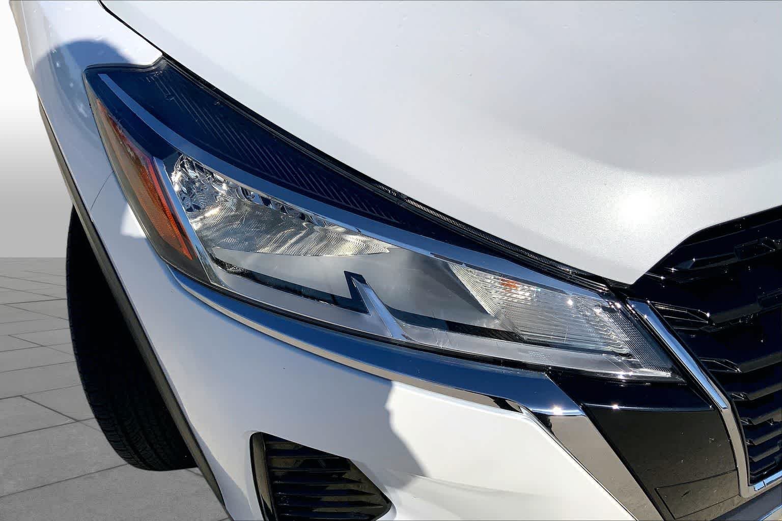 Used 2021 Aspen White/Super Black Nissan SV image 26