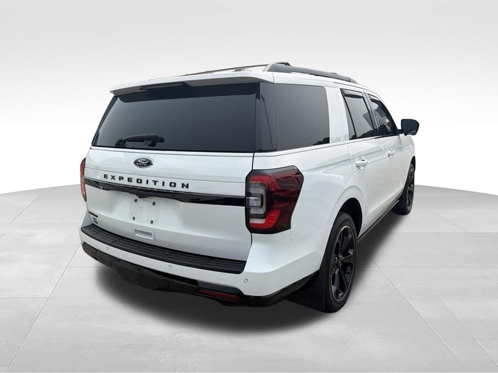 Used 2022 White Ford Limited image 5