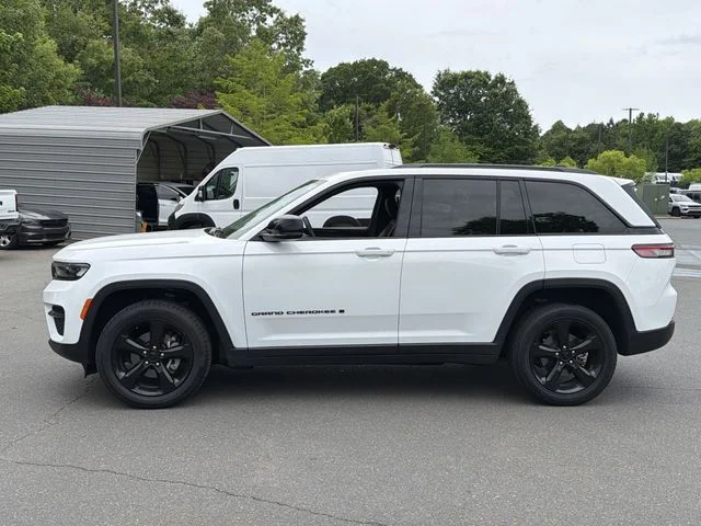 Used 2023 White/off-white Jeep Altitude X image 10