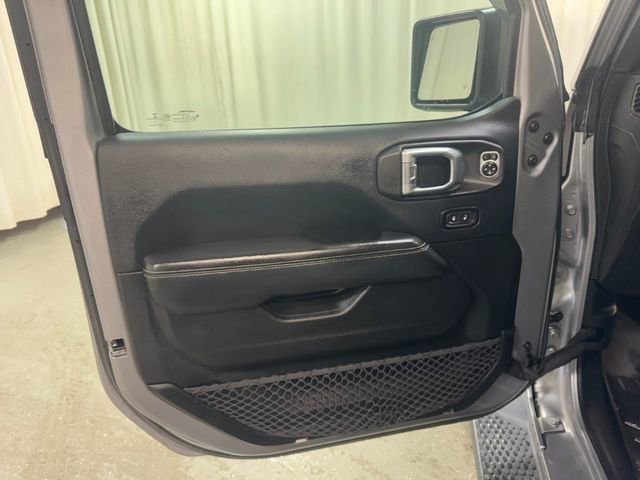 Used 2018 Gray Jeep Sahara image 12