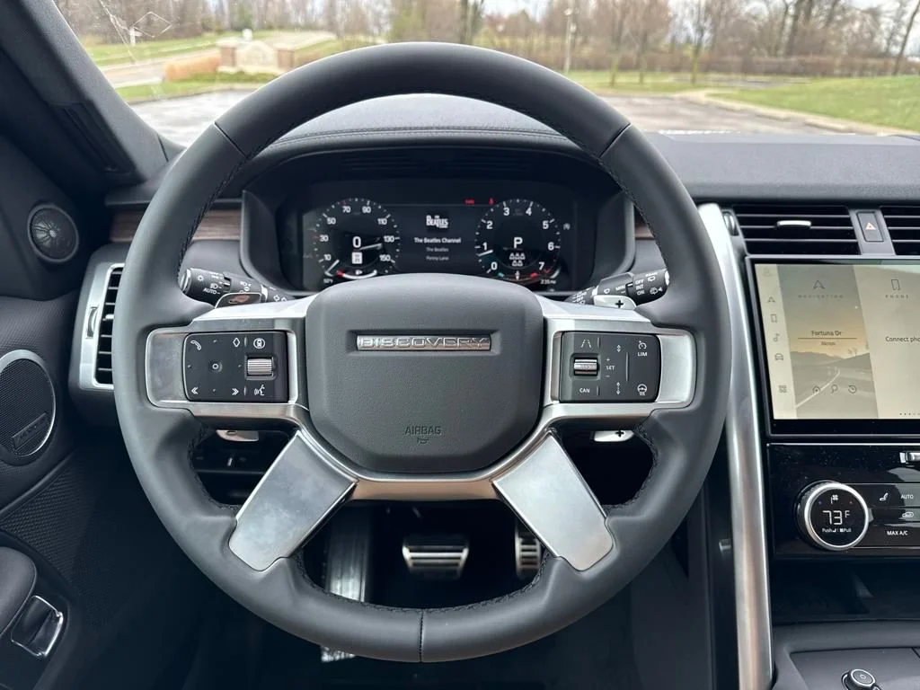 Used 2025 White Land Rover Dynamic SE image 21