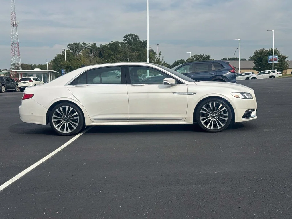 Used 2018 White Lincoln Select image 11