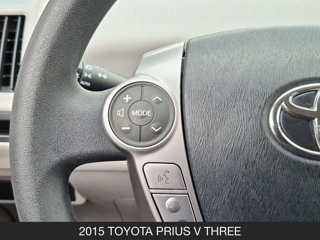Used 2015 White Toyota Three image 17