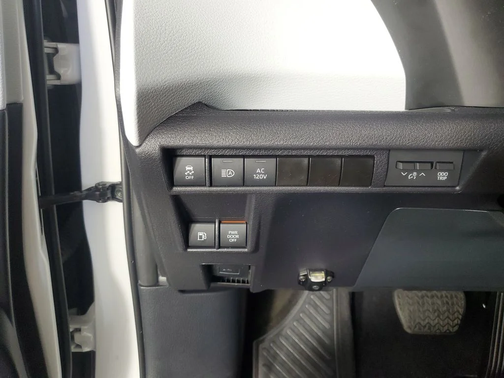 2025 Toyota Sienna XLE - Photo 27