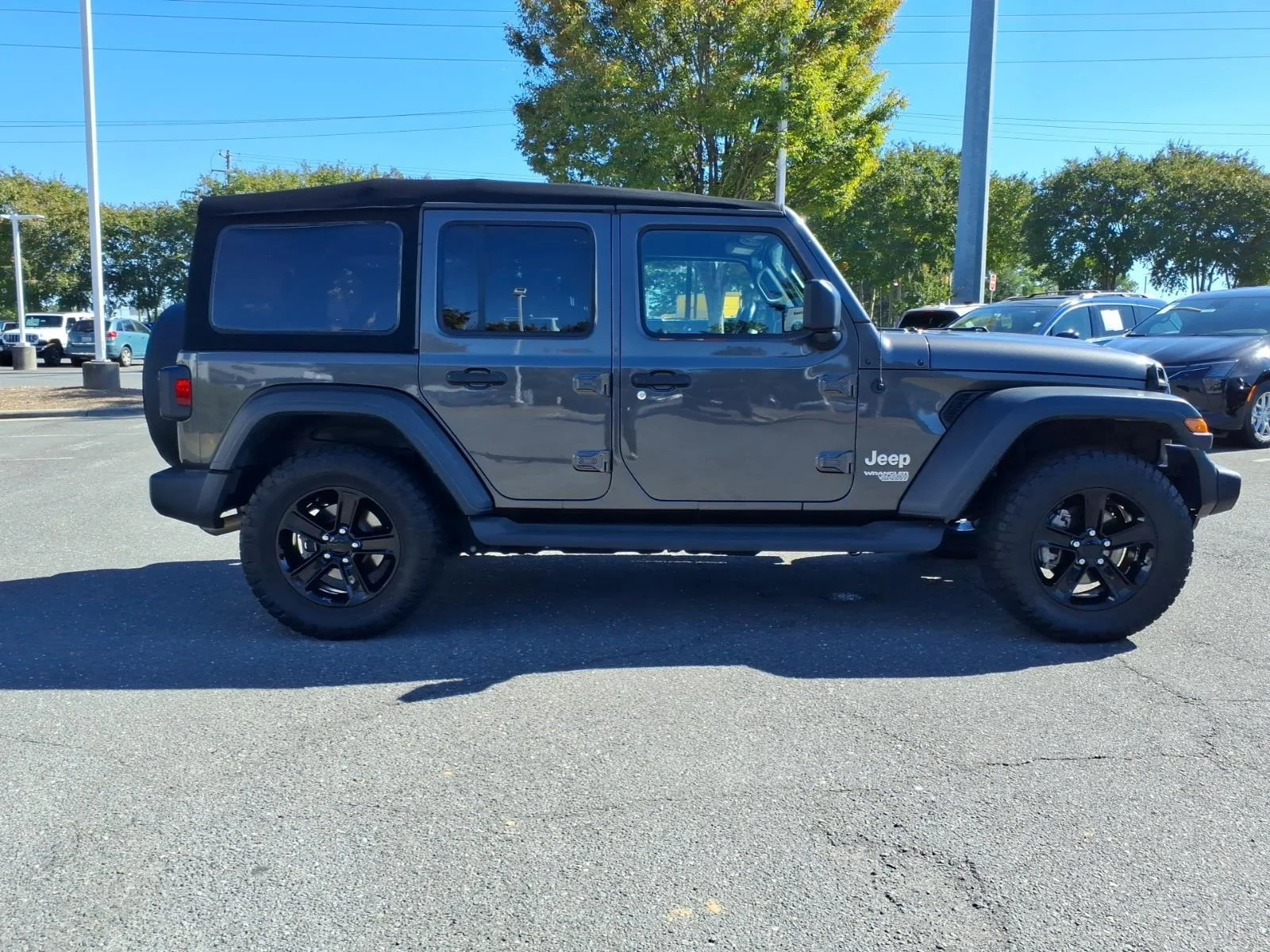 Used 2020 Granite Crystal Metallic Clearcoat Jeep Sport S image 11