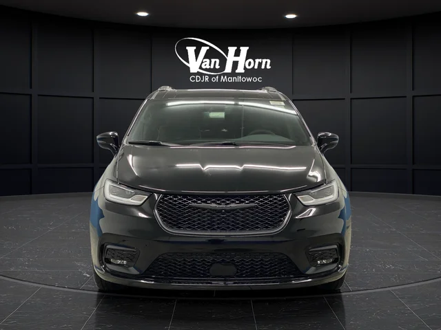 New 2026 Diamond Black Crystal Pearl-Coat Exterior Paint Chrysler Limited image 12
