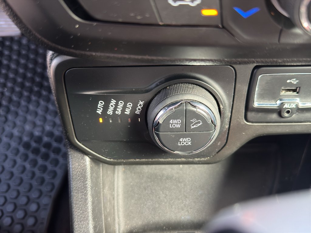 Used 2018 Glacier Metallic Jeep Trailhawk image 33