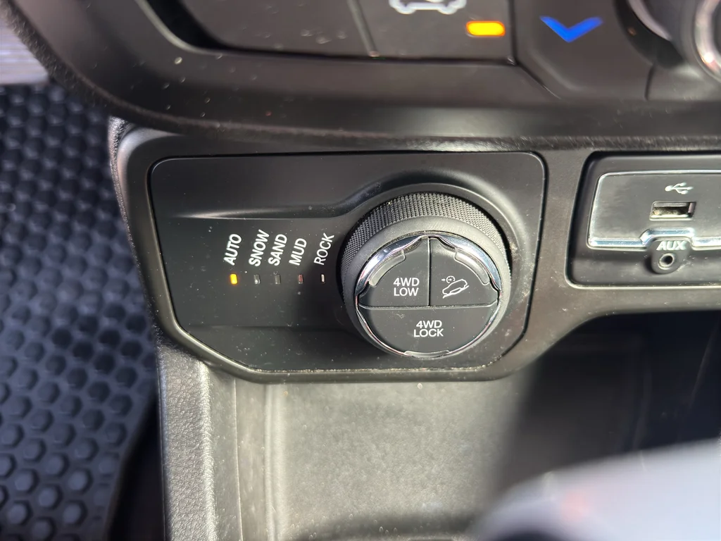 Used 2018 Glacier Metallic Jeep Trailhawk image 33