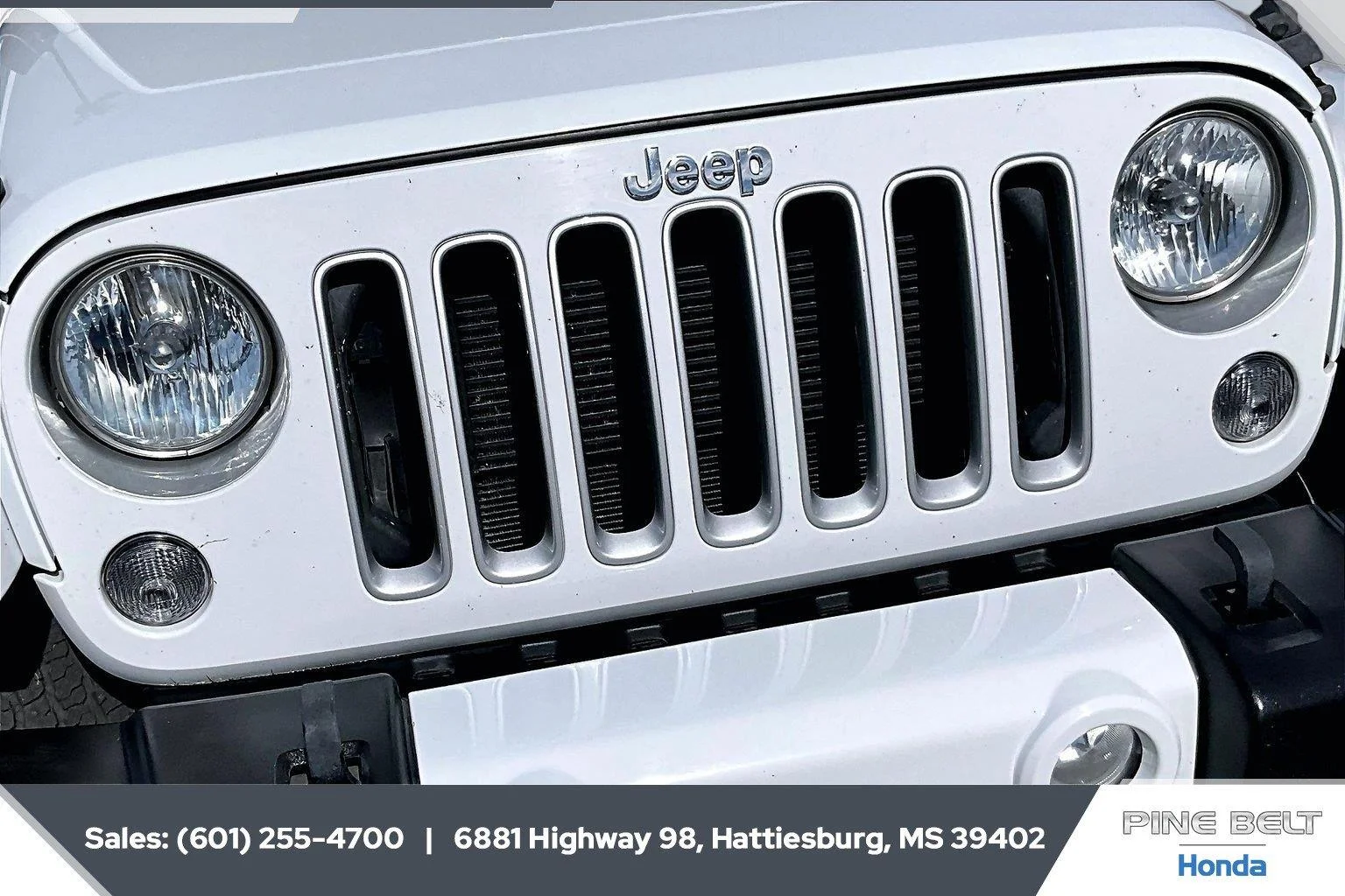 Used 2016 Bright White Clearcoat Jeep Sahara image 21