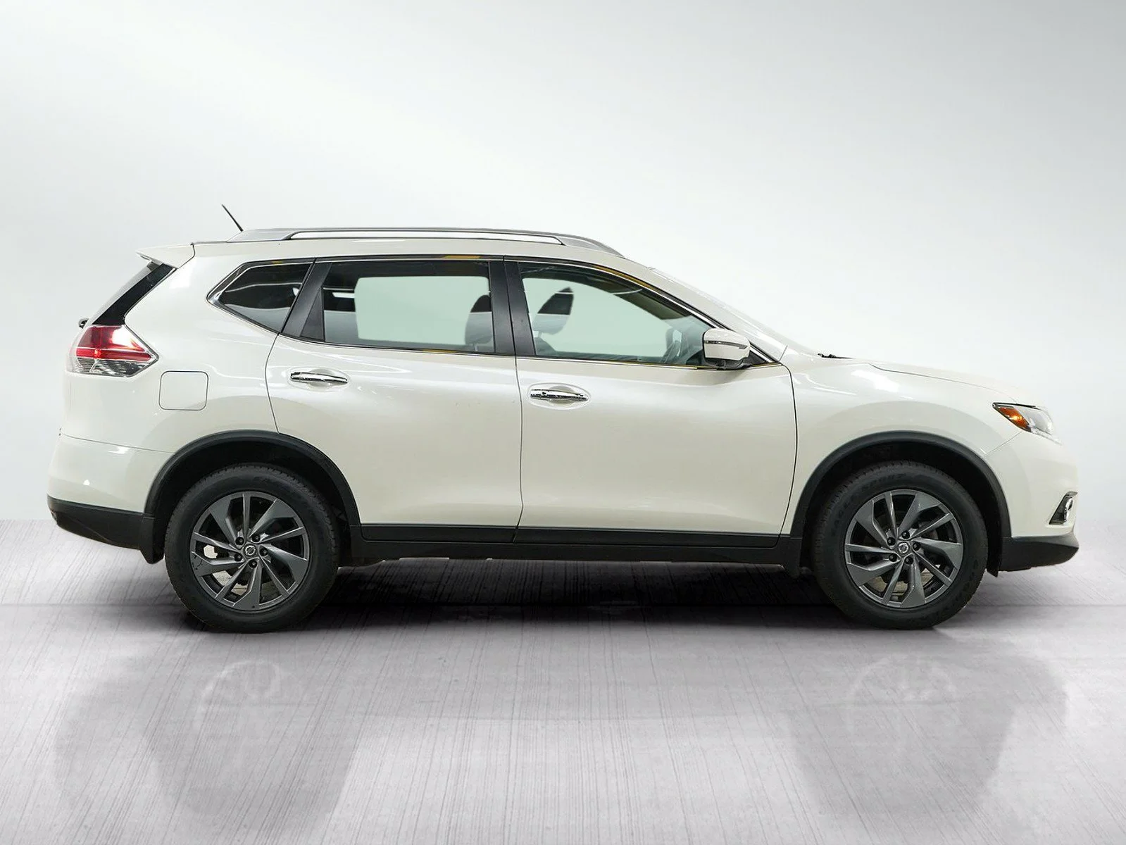 Used 2016 Pearl White Nissan SL image 6