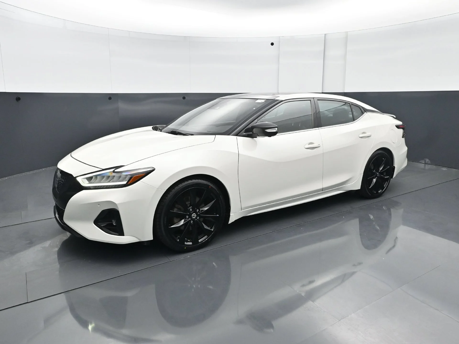 Used 2021 Nissan Maxima SR with VIN 1N4AA6EV7MC501020 for sale in Burnsville, Minnesota