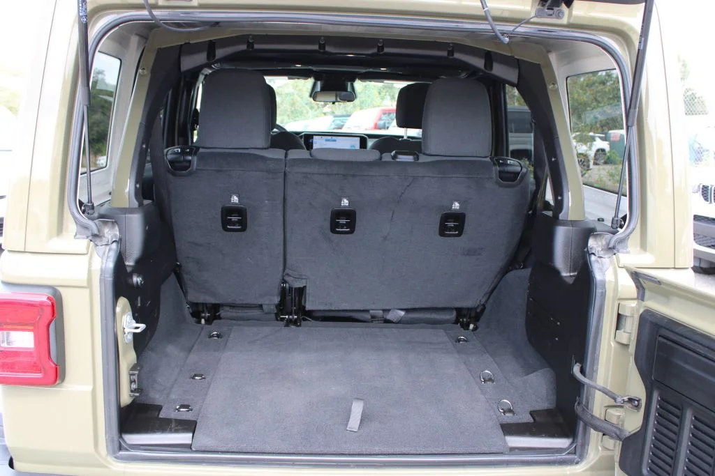 Used 2026  Jeep Sahara image 10