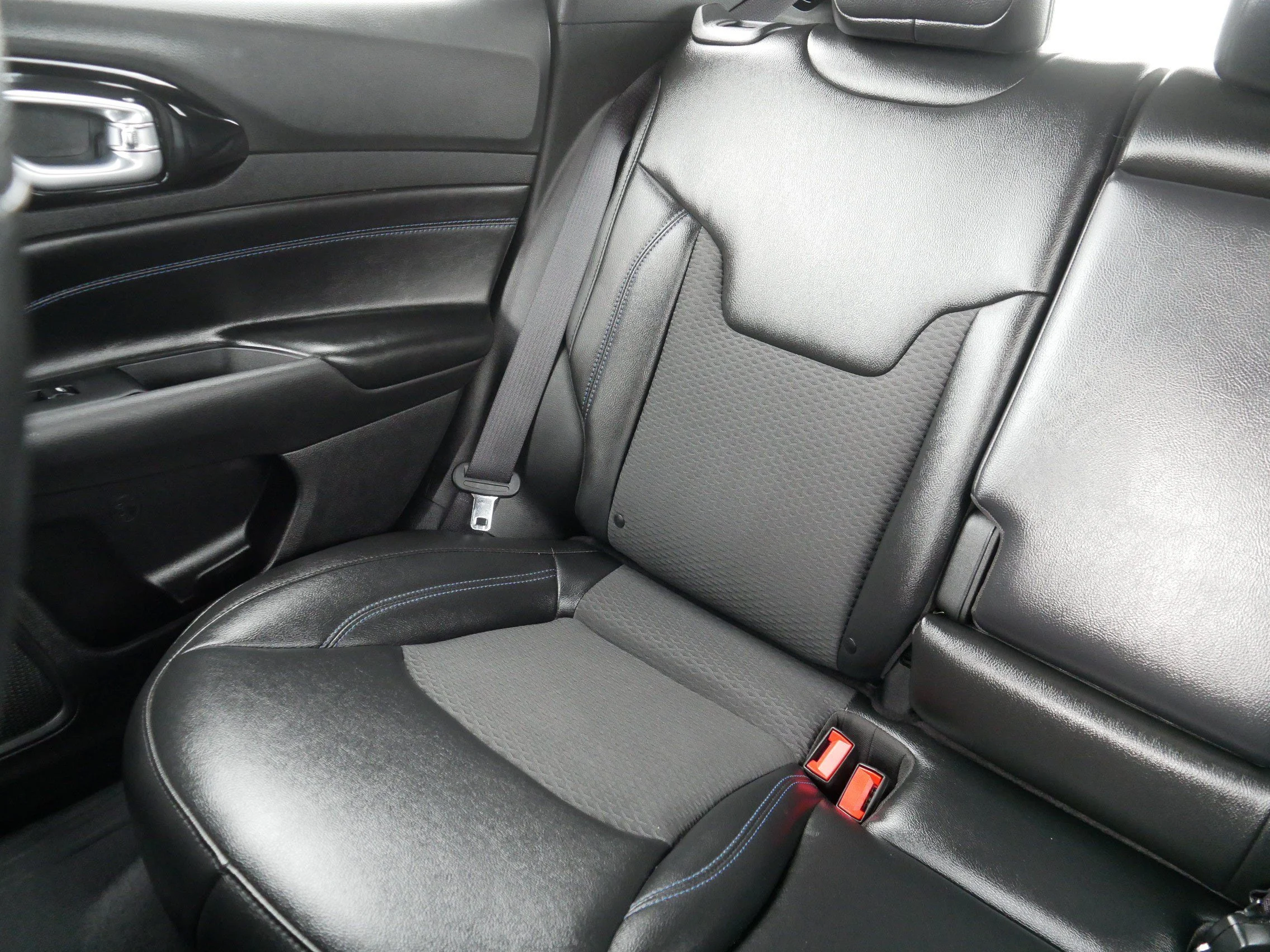 Used 2025 Silver Zynith Metallic Clearcoat Jeep Latitude image 12