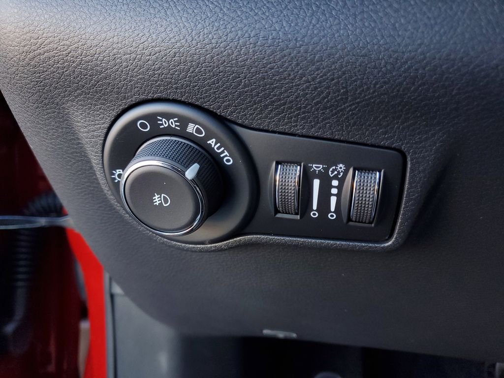 New 2026 Red Hot Pearlcoat Jeep Latitude image 18
