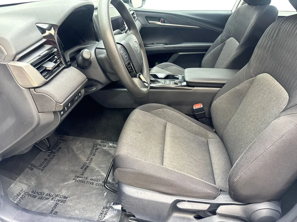 Used 2025 White Toyota LE image 27