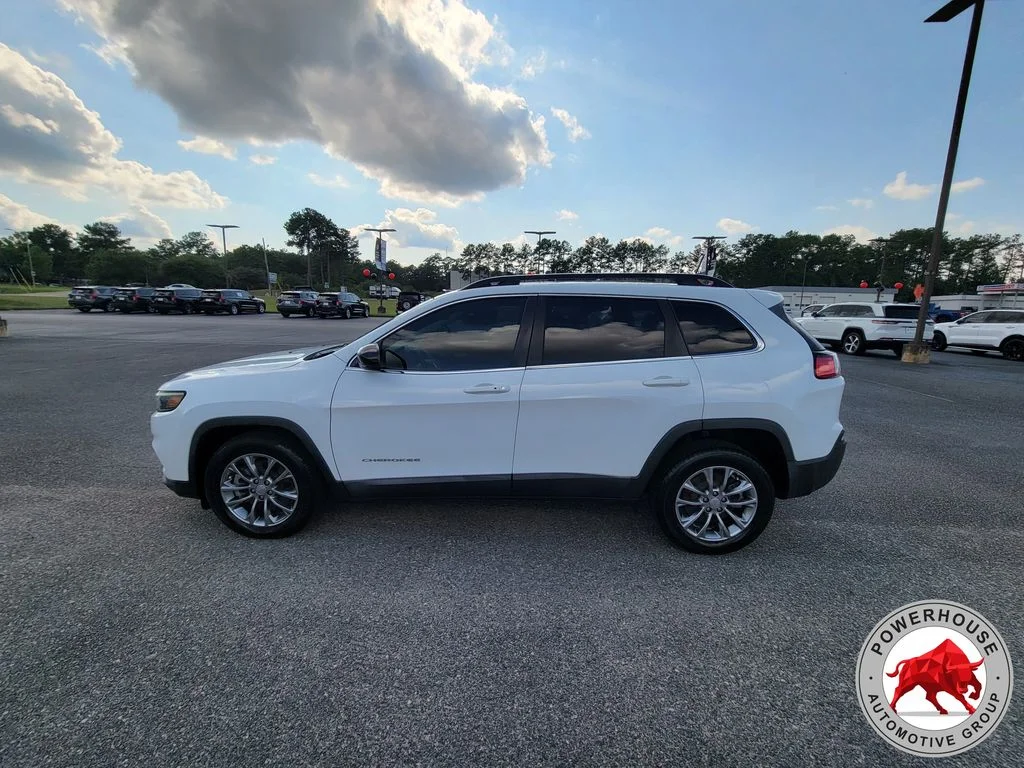 Used 2022 White Jeep Latitude Lux image 3