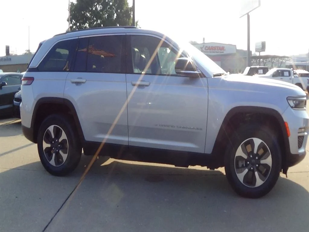 Used 2023 Silver Zynith Clear Coat (pse) Jeep 4xe image 5