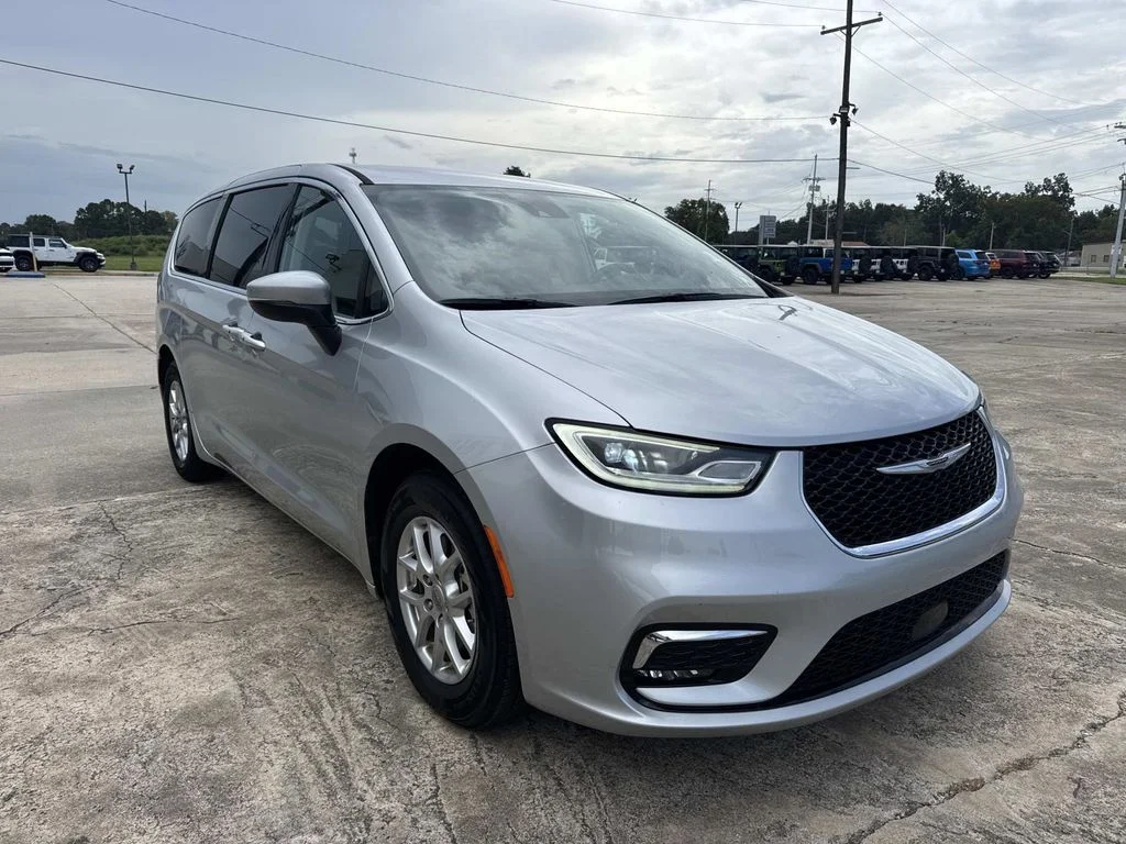 Used 2023 Silver Chrysler Touring L image 7