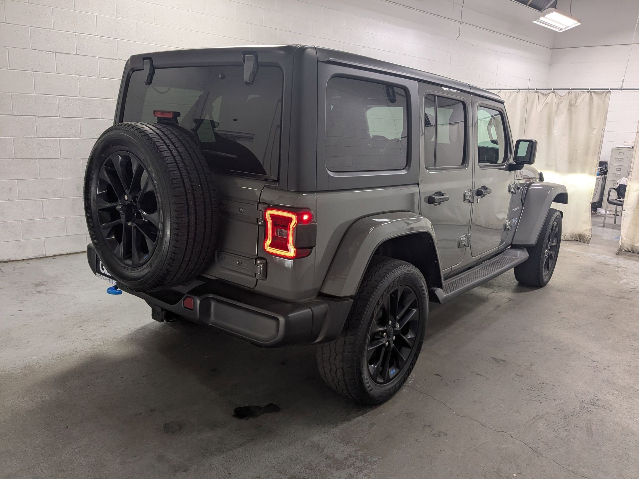 Used 2023 Sting-Gray Clearcoat Jeep Sahara image 4