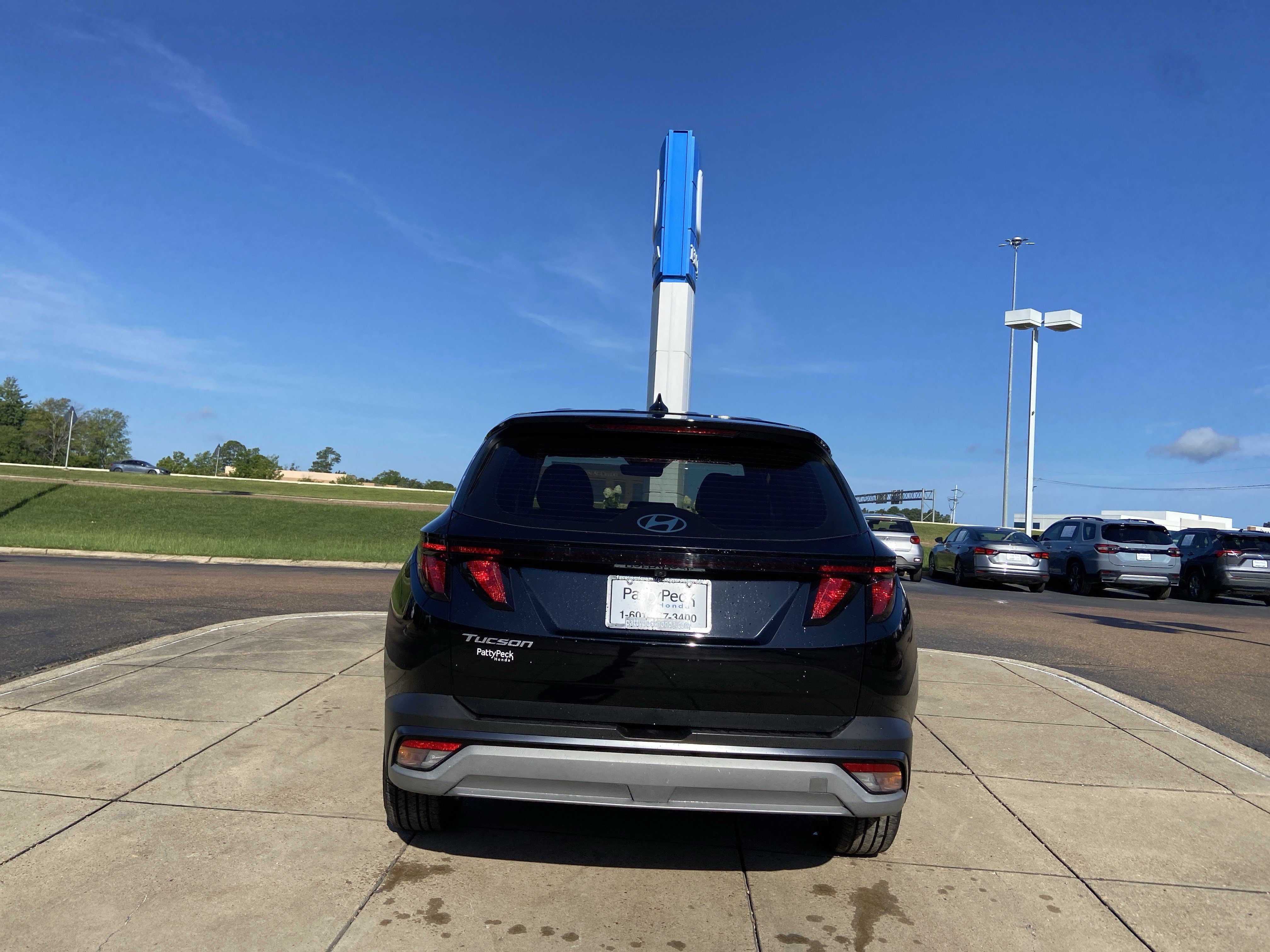 Used 2025 Phantom Black Hyundai SE image 10