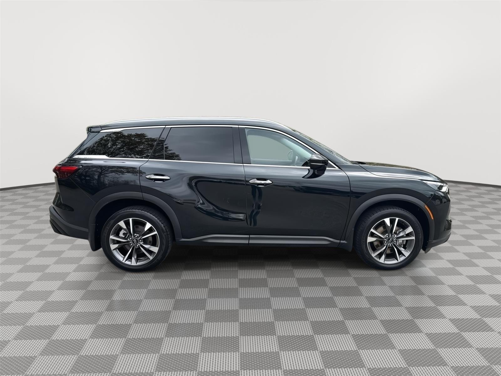 Used 2023 Mineral Black INFINITI LUXE image 5
