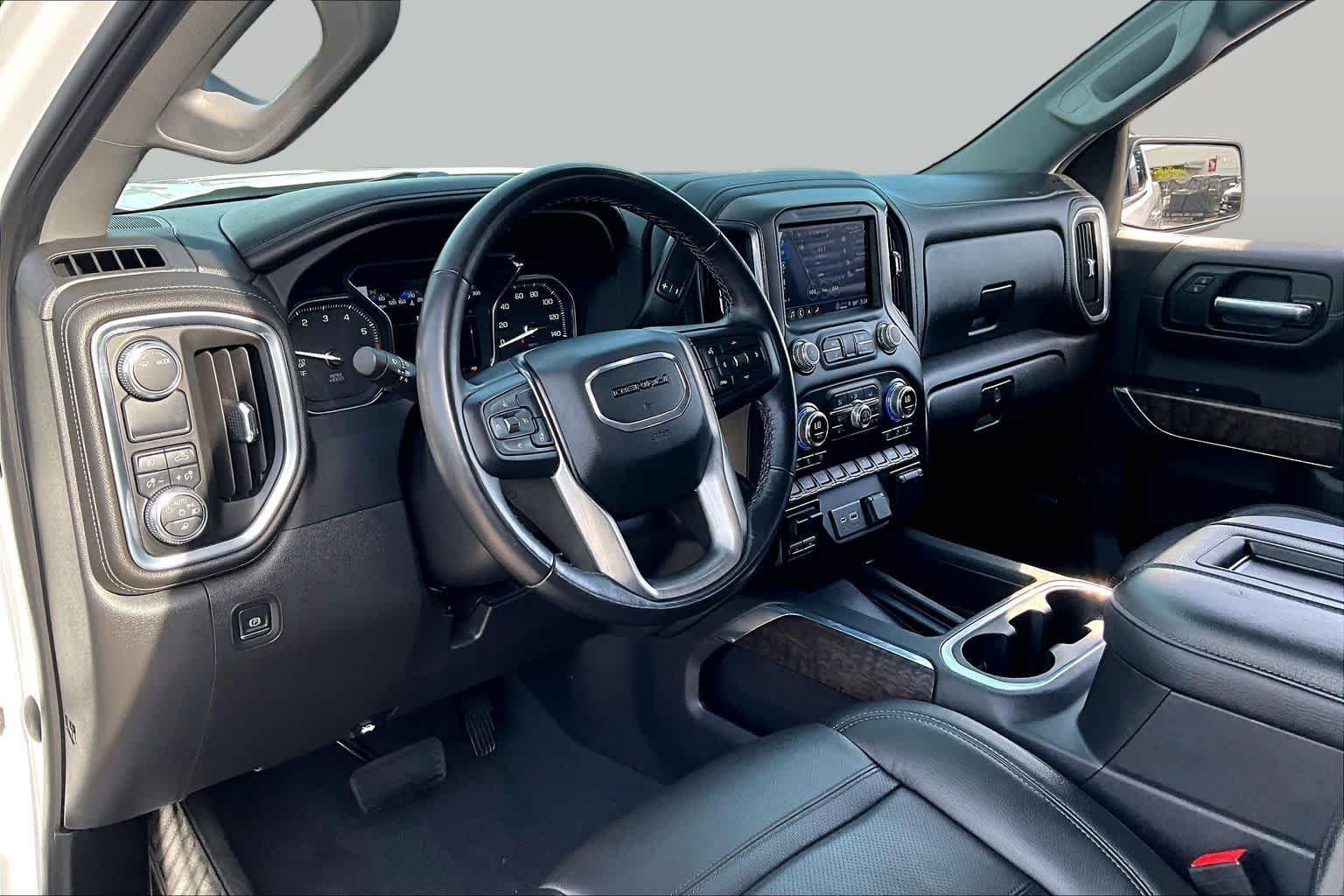 Used 2022 White Frost Tricoat GMC Denali image 18