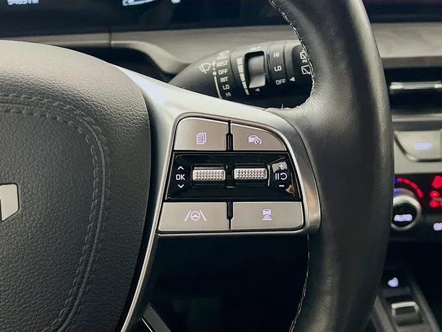 Used 2023 White Kia EX X-Line image 34