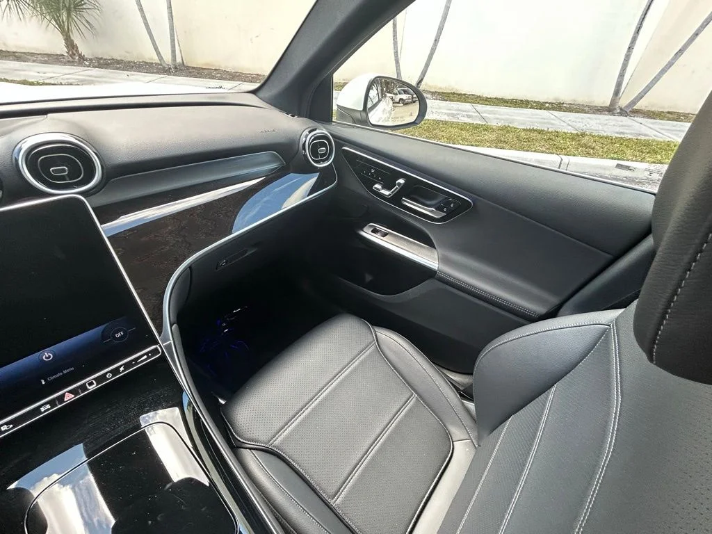 Used 2025  Mercedes-Benz GLC 300 image 11