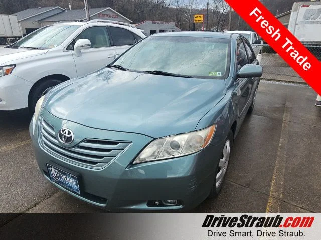 Used 2009 Green Toyota LE image 1
