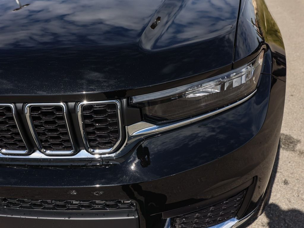 New 2026 Diamond Black Crystal Pearl-Coat Exterior Paint Jeep Laredo image 9