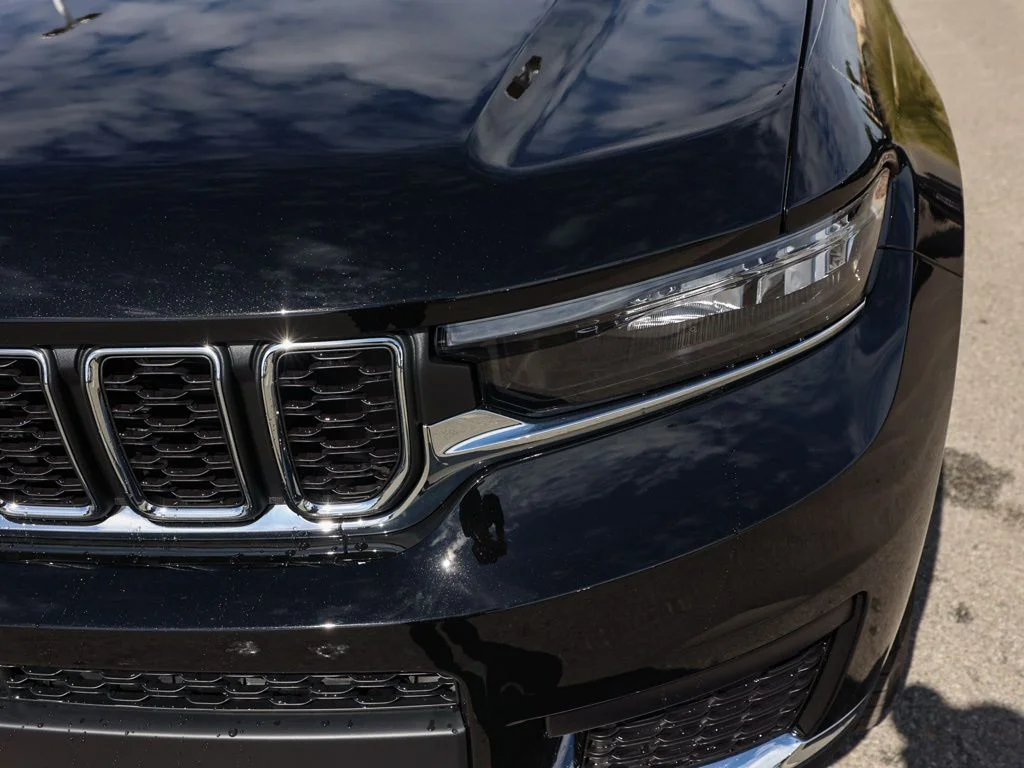 New 2026 Diamond Black Crystal Pearl-Coat Exterior Paint Jeep Laredo image 9