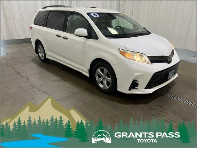 2019 Toyota Sienna L V6 7-Passenger's photo