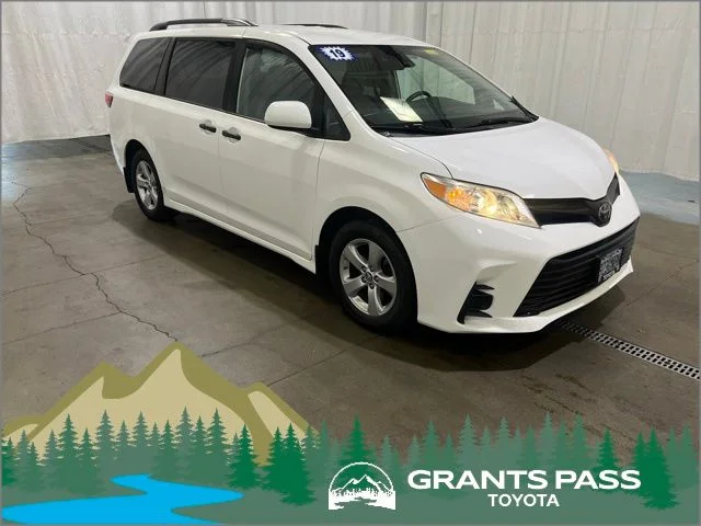 2019 Toyota Sienna L V6 7-Passenger's photo