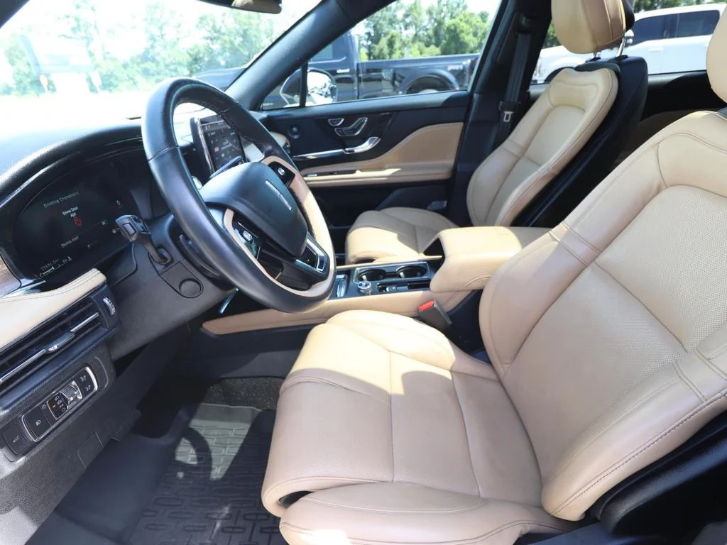 Used 2022 White Lincoln Reserve image 2