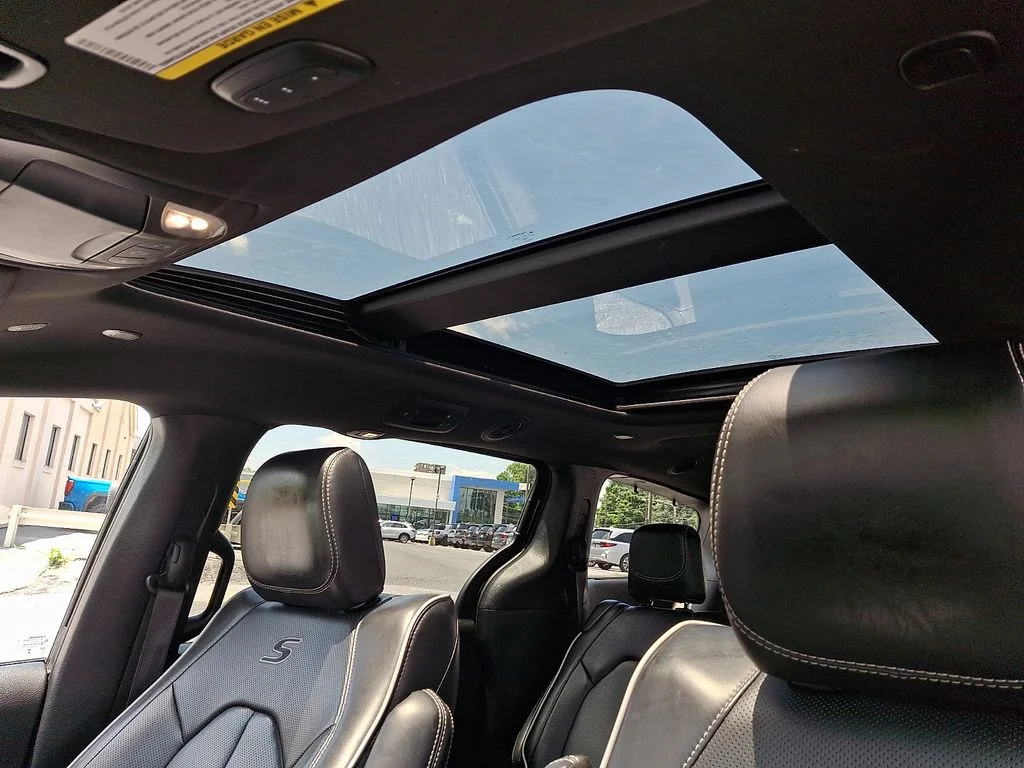 Used 2025 Black Chrysler Limited image 15