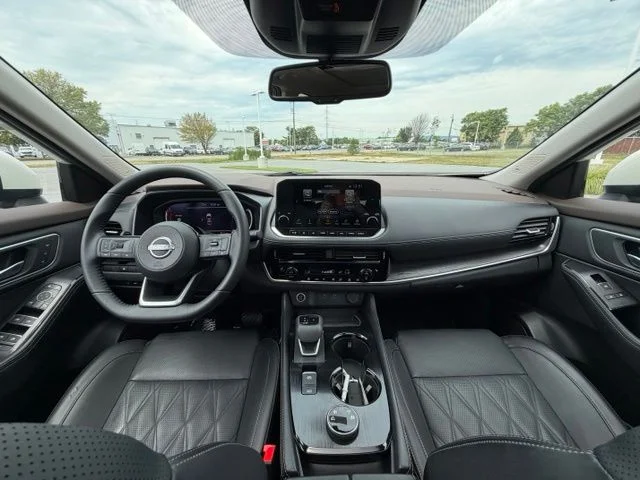 Used 2023 Pearl White Nissan Platinum image 19