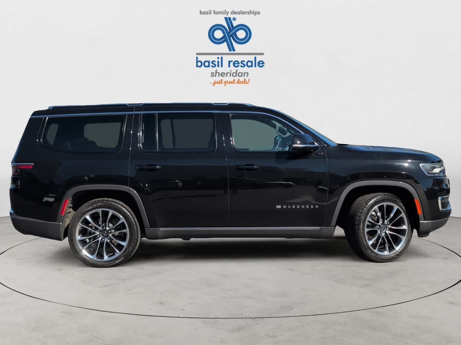 Used 2022 Diamond Black Crystal Pearlcoat Jeep Series III image 8