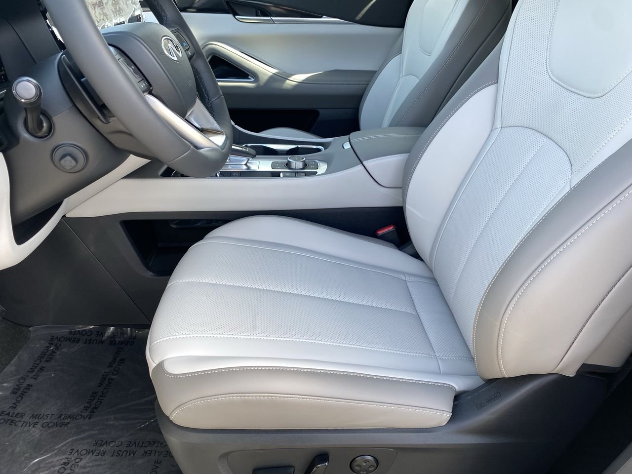 New 2027 2T RAD WHT INFINITI SPORT image 28