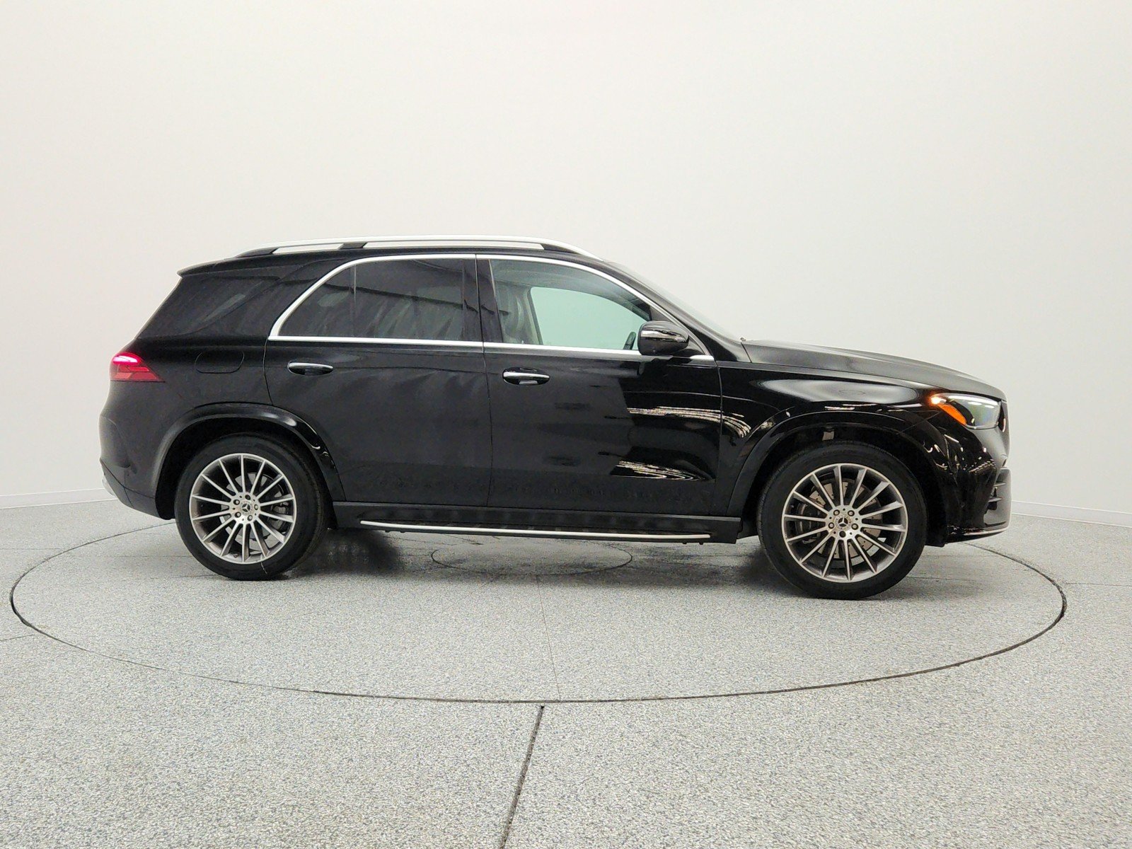 Used 2024 Black Mercedes-Benz GLE 350 4MATIC® SUV image 4