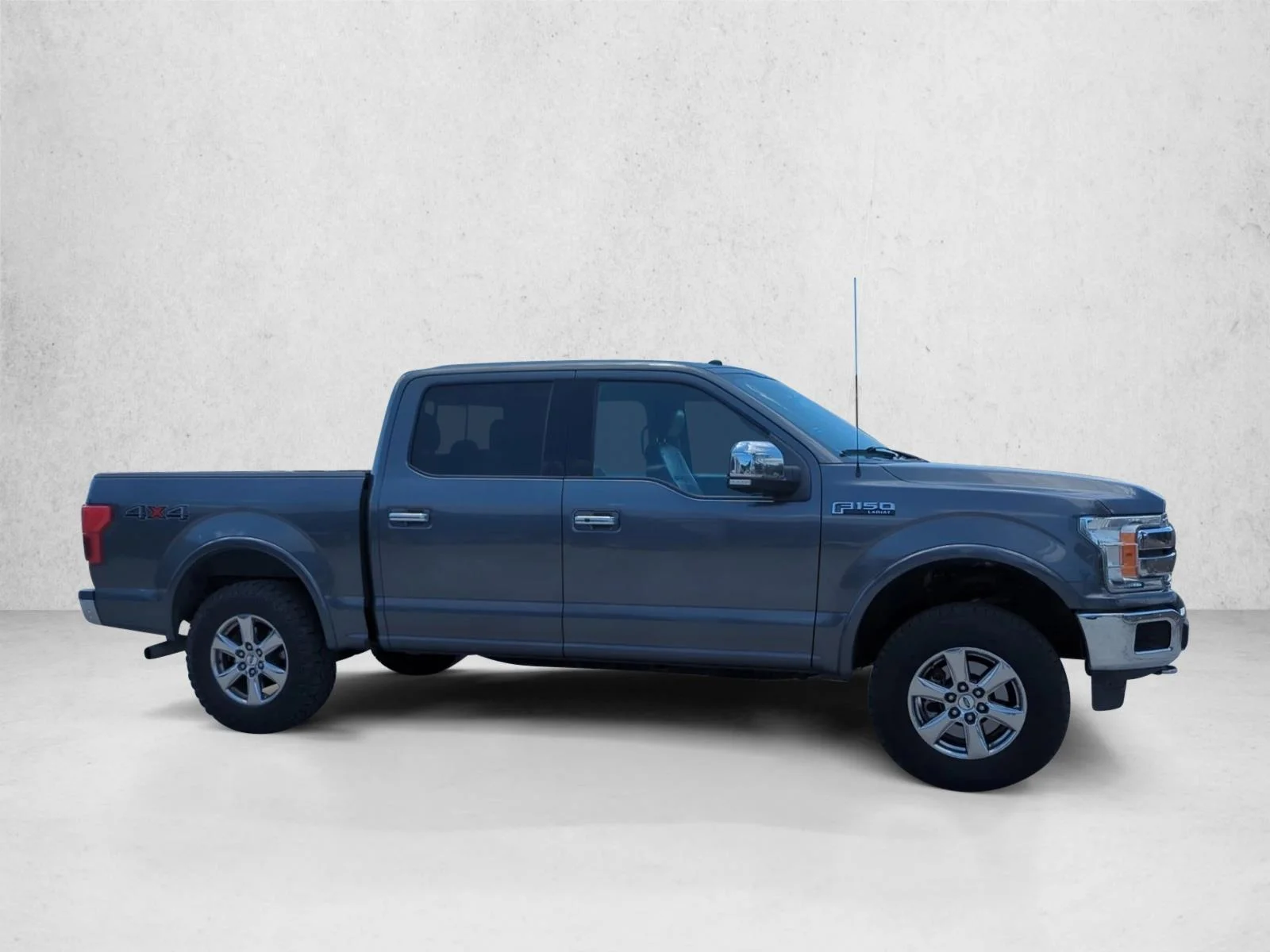 Used 2018 Magnetic Metallic Ford LARIAT image 4