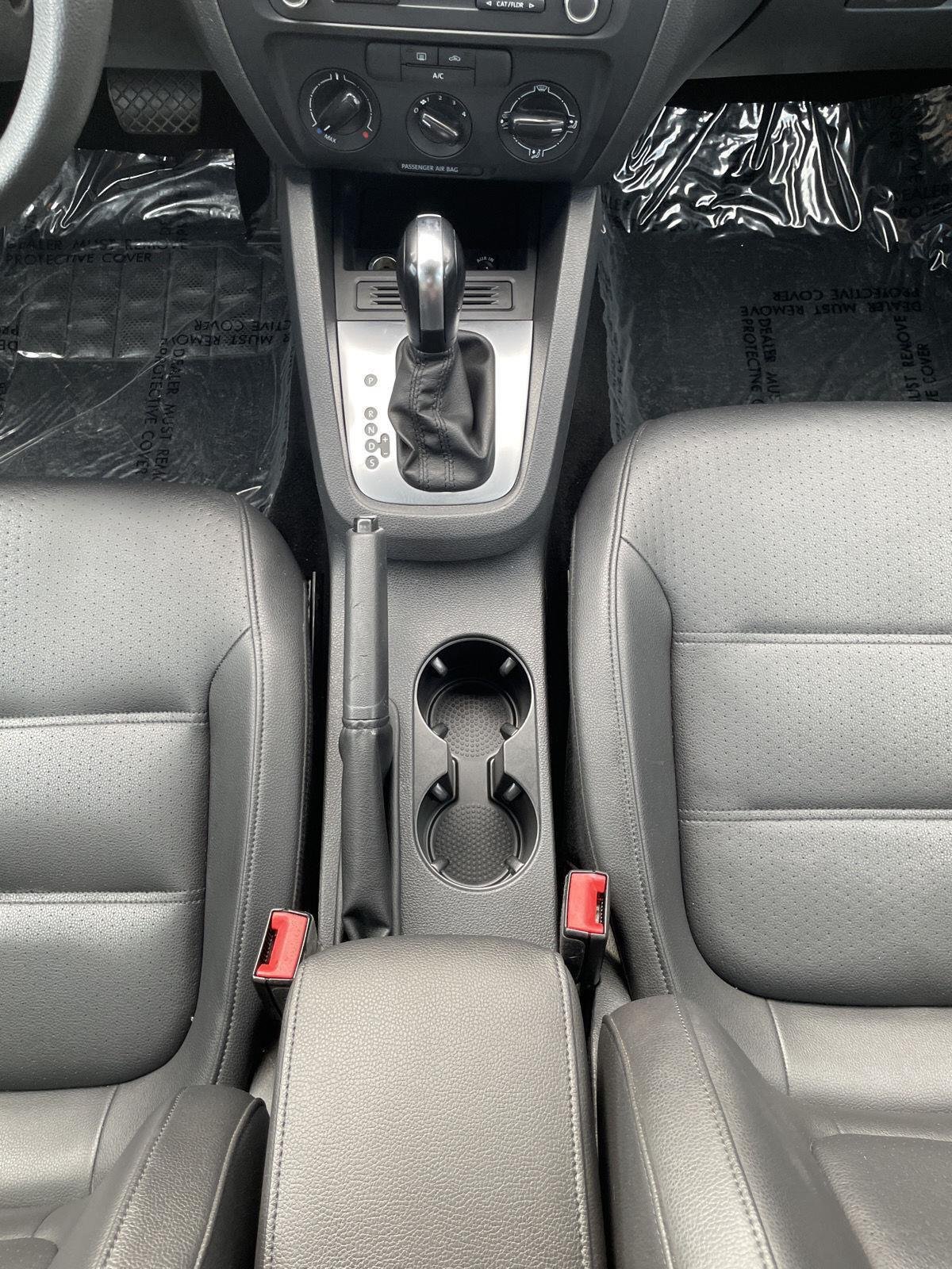Used 2014 Platinum Gray Metallic Volkswagen SE image 26