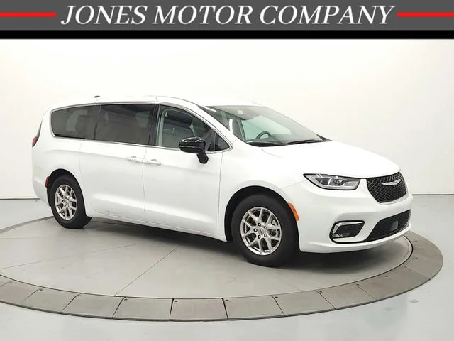 2024 Chrysler Pacifica Touring L's photo